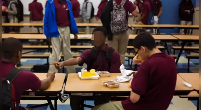 “Mi nieta pasó por unos 20 estudiantes que se burlaron de ella”, dijo el abuelo de la niña “Mi nieta pasó por unos 20 estudiantes que se burlaron de ella”, dijo el abuelo de la niña