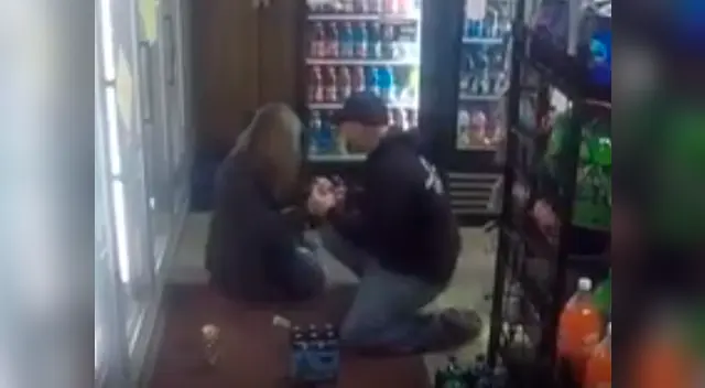 Falso delincuente saca un estuche con un anillo de compromiso y se lo entrega al novio, quien calma a la mujer y le pide matrimonio