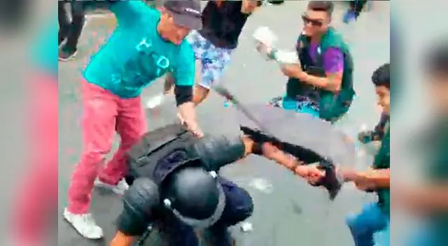 Grupo de comerciantes agreden a fiscalizador en el suelo Grupo de comerciantes agreden a fiscalizador en el suelo