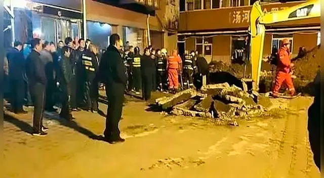 “Hermano mayor, no me dejes”, dijo la niña al adolescente “Hermano mayor, no me dejes”, dijo la niña al adolescente