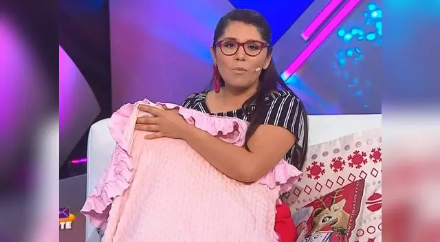 Lady Guillén da de lactar a bebé que llora en vivo Lady Guillén da de lactar a bebé que llora en vivo