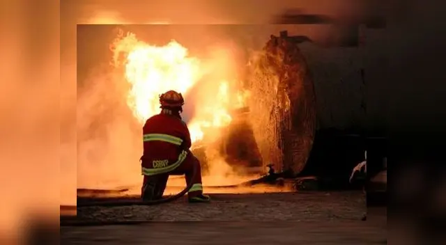 Los bomberos arriesgan sus vidas por salvar a las personas Los bomberos arriesgan sus vidas por salvar a las personas