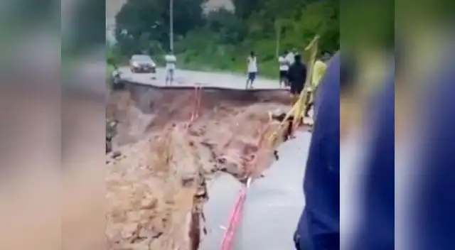 Tramo de la carretera se hundió por las constantes lluvias