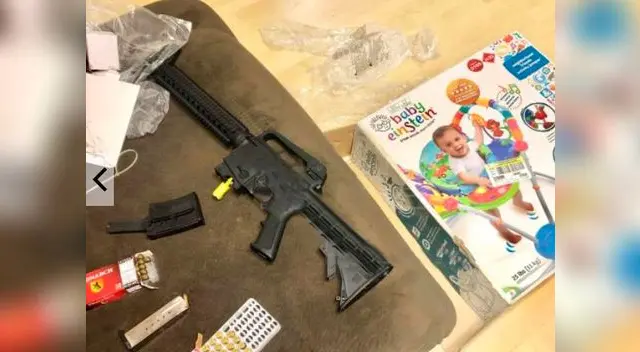 Dos padres encontraron se llevaron el susto de su vida al encontrar un rifle dentro de un regalo 