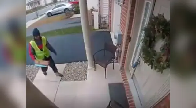 El gesto de los dueños de la tienda emocionó tanto al repartidor que se puso a bailar antes de irse y seguir con el trabajo. El gesto de los dueños de la tienda emocionó tanto al repartidor que se puso a bailar antes de irse y seguir con el trabajo.