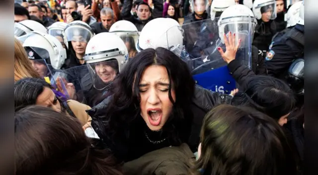 Mujeres fueron agredidas por agentes de seguridad en Turquía Mujeres fueron agredidas por agentes de seguridad en Turquía