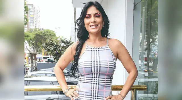 Evelyn Vela molesta con Renzo Spraggón