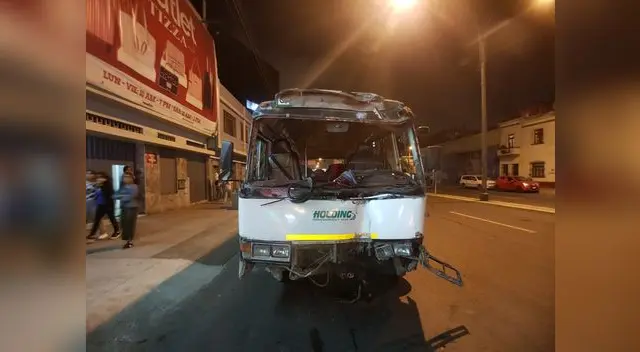 Couster con 62 mil soles choca contra un póster de luz en breña