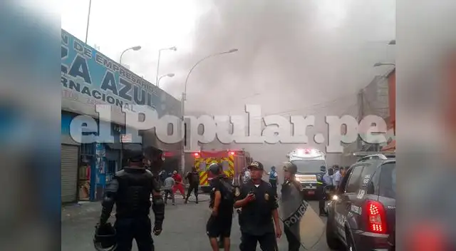 Incendio en la cuadra 9 del jirón Ayacucho | FOTO: C. Moreno Incendio en la cuadra 9 del jirón Ayacucho | FOTO: C. Moreno