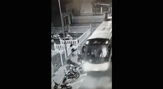 Bus enviste motos lineales porque ladrón no sabía conducir [VIDEO]