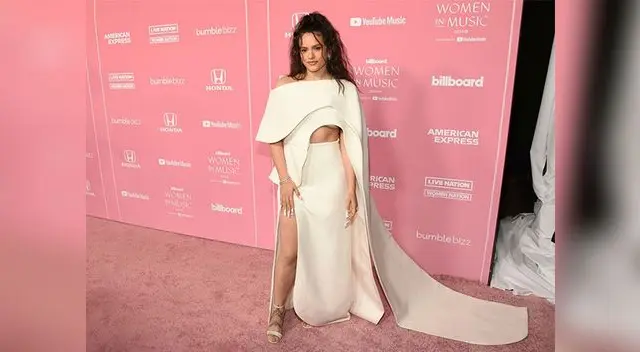 Rosalía se viste de novia y sorprende con abertura de vestido en los 'Billboard Women in Music'