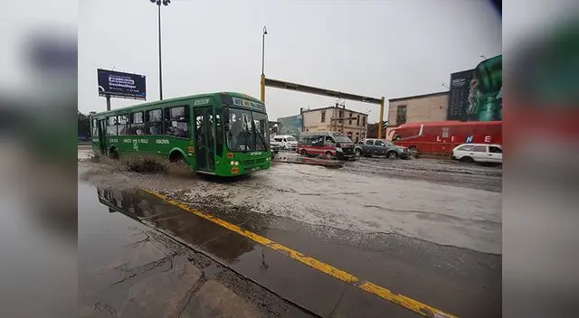 Más de dos horas se registró fuerte aniego en el Rímac, evitando el paso de carros y peatones Más de dos horas se registró fuerte aniego en el Rímac, evitando el paso de carros y peatones
