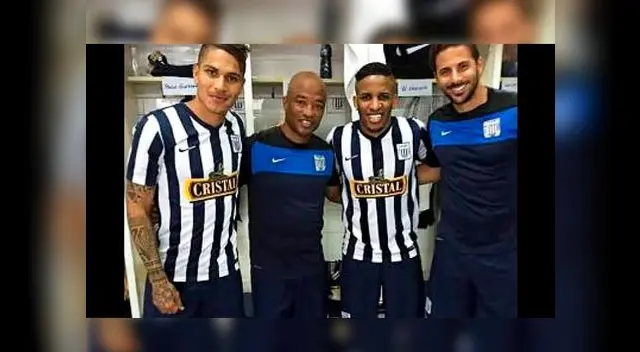 Paolo Guerrero, Waldir Sánez, Jefferson Farfán y Claudio Pizarro alientan al equipo de sus amores
