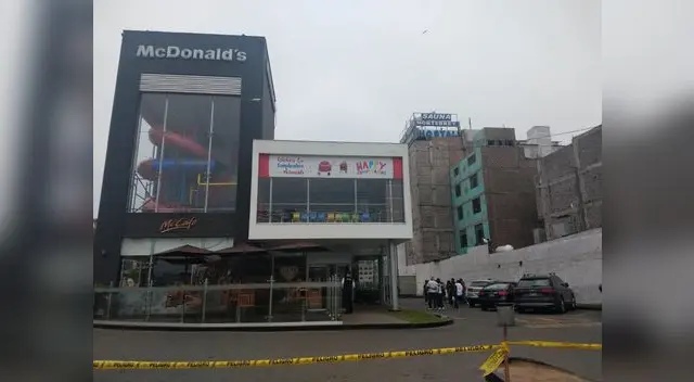 McDonald's de Pueblo Libre es clausurado por la Municipalidad de Pueblo Libre hasta que se aclarezcan las muertes de los jóvenes de 18 años. McDonald's de Pueblo Libre es clausurado por la Municipalidad de Pueblo Libre hasta que se aclarezcan las muertes de los jóvenes de 18 años.