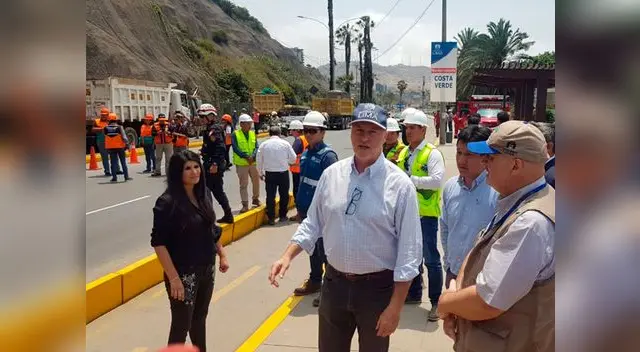 El acalde Muñoz supervisa el derrumbe en la Costa Verde El acalde Muñoz supervisa el derrumbe en la Costa Verde