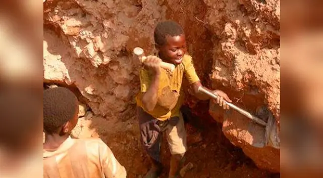 En África menores trabajan en la mina para extraer cobalto