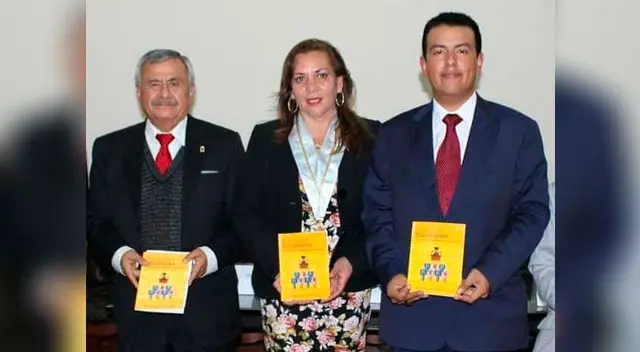 El abogado y bombero William Manuel Llatance Chávez presentó su libro "Municipios Escolares, construyendo ciudadanía y democracia"