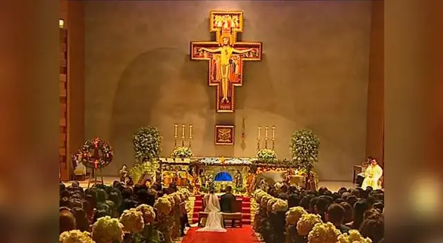 El futbolista Edison Flores y la médica Ana Siucho se dan el "sí" en boda religiosa