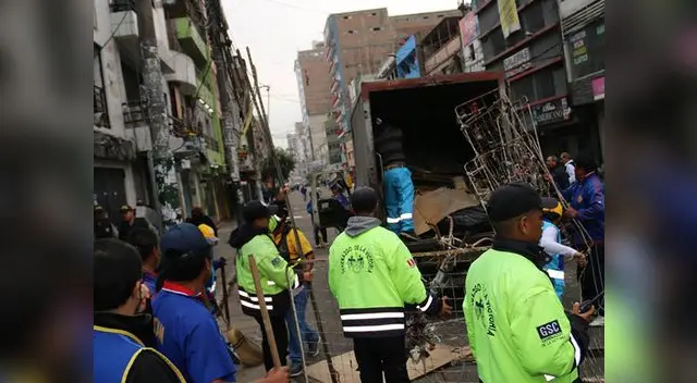 Ambulantes en calles aledañas a Gamarra pelean contra serenos Ambulantes en calles aledañas a Gamarra pelean contra serenos