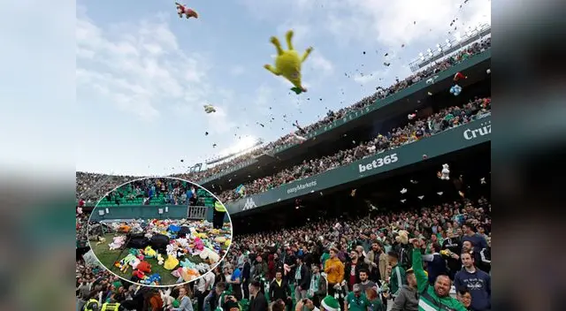 Hinchas arrojaron cientos de peluches que luego fueron recolectados para ser donados Hinchas arrojaron cientos de peluches que luego fueron recolectados para ser donados