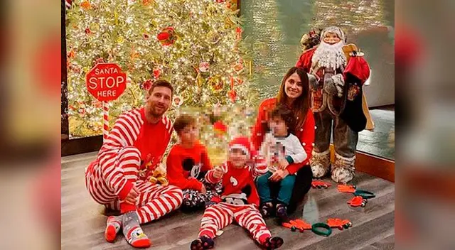 Lionel Messi posó junto a su esposa Antonela Rocuzzo y sus tres hijos vestidos para celebrar la Navidad Lionel Messi posó junto a su esposa Antonela Rocuzzo y sus tres hijos vestidos para celebrar la Navidad