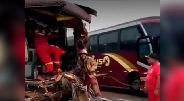 Un muerto y cuatro heridos dejó fuerte choque entre un bus y tráiler que transportaba ladrillos Un muerto y cuatro heridos dejó fuerte choque entre un bus y tráiler que transportaba ladrillos