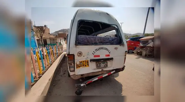 La parte posterior de la combi impactó contra ambos La parte posterior de la combi impactó contra ambos