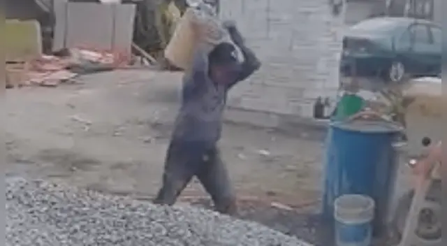 El invidente lleva laborando como albañil por más de 15 años El invidente lleva laborando como albañil por más de 15 años