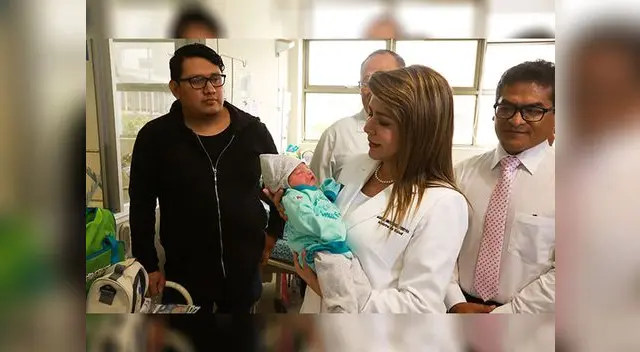 La ministra Elizabeth Hinostroza carga a una de las bebés