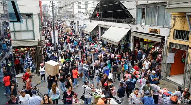 Protegerse de los rayos solares es fundamental. Protegerse de los rayos solares es fundamental.