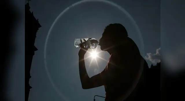 Mantenerse hidratado en esta temporada de calor es fundamental. Mantenerse hidratado en esta temporada de calor es fundamental.