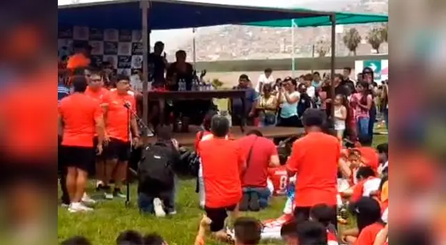 Paolo Guerrero y su madre Doña Peta felicitan a niños en semillero deportivo Paolo Guerrero y su madre Doña Peta felicitan a niños en semillero deportivo