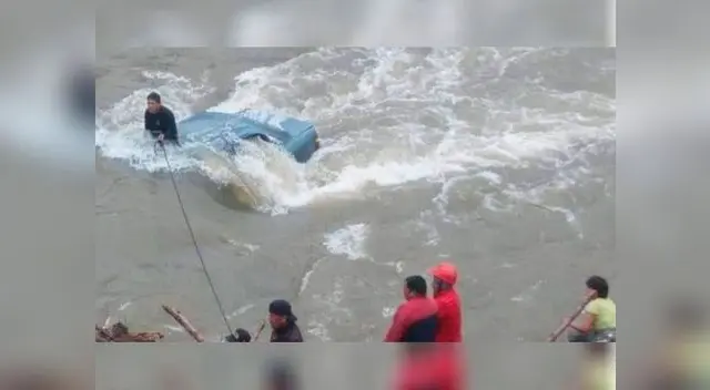 El vehículo cayó en el río El vehículo cayó en el río