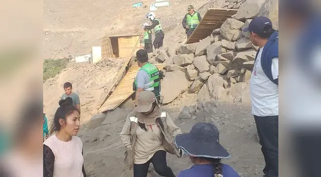 Representantes del Ministerio de Cultura y policía en plena intervención 