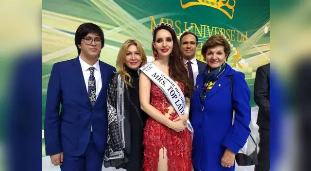 Nuestra soberana posa orgullosa con su cetro.