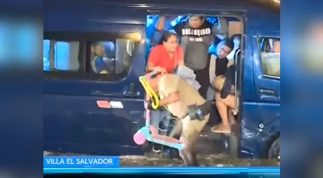 Miembros de la Policía de Tránsitos del Perú ofrecieron su ayuda para auxiliar a personas que se quedaron atrapadas en medio del aniego