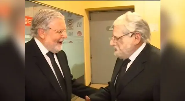 El expresidente del Tribunal Constitucional, Ernesto Blume, estuvo cara a cara con su imitador y no dudó en intercambiar palabras El expresidente del Tribunal Constitucional, Ernesto Blume, estuvo cara a cara con su imitador y no dudó en intercambiar palabras