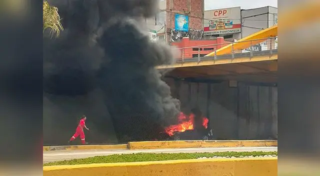 Al lugar llegaron cuatro unidades de bomberos para apagar el incendio en el auto negro Al lugar llegaron cuatro unidades de bomberos para apagar el incendio en el auto negro