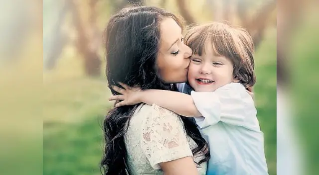 El dilema sobre la demostración de afecto de besar en la boca a los hijos El dilema sobre la demostración de afecto de besar en la boca a los hijos