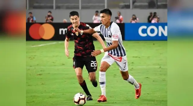 José Manzaneda en el partido de Alianza vs. River. Disputa la pelota ante Nacho Fernández