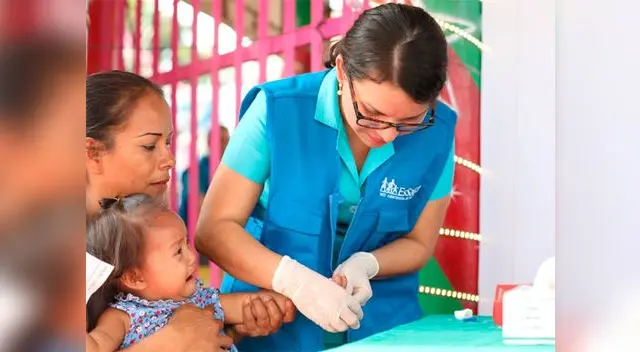 A una niña se le hace el tamizaje