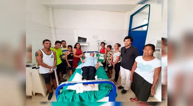 Hombre de 50 años al lado de su familia