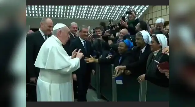 Sumo pontífice besó a religiosa luego de bromear con ella  