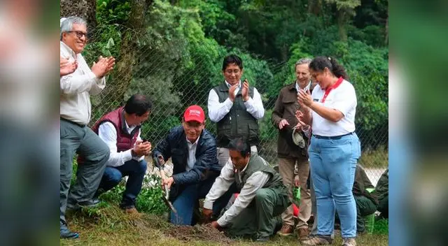 Martín Vizcarra sembrando un árbol