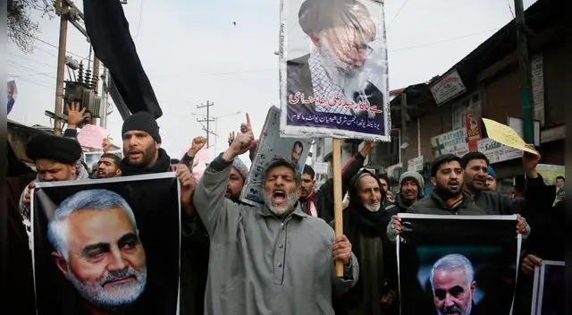 Protestantes piden la renuncia del ayatolá Ali Khamenei