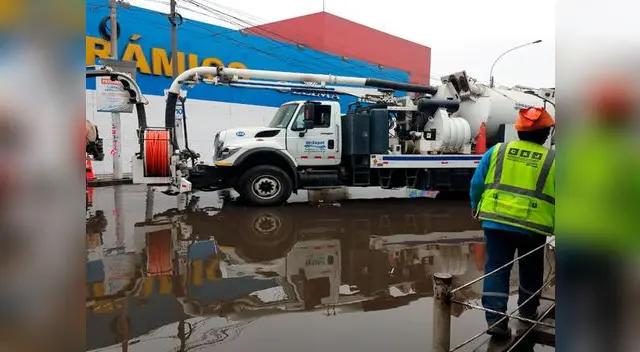Personal de Sedapal labora en la zona afectada Personal de Sedapal labora en la zona afectada