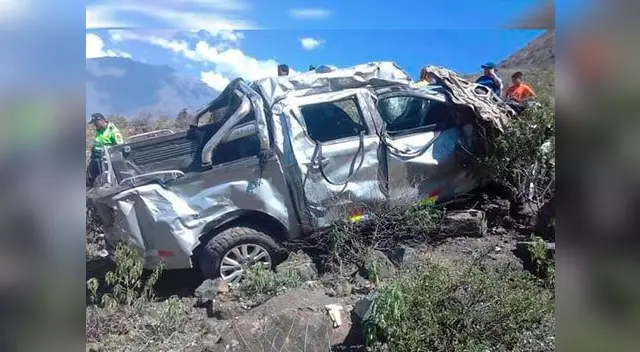 La camioneta quedó destrozada tras caída en precipicio La camioneta quedó destrozada tras caída en precipicio