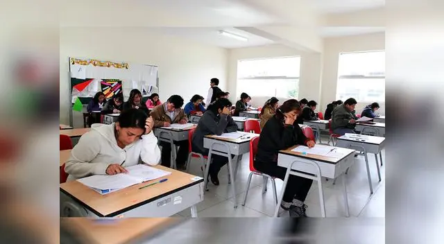 Docentes rinden prueba para ingresar a la Carrera Pública Magisterial