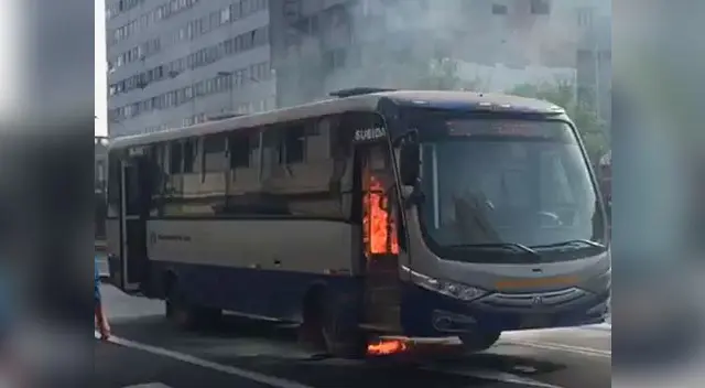 La unidad de transporte incendiándose La unidad de transporte incendiándose