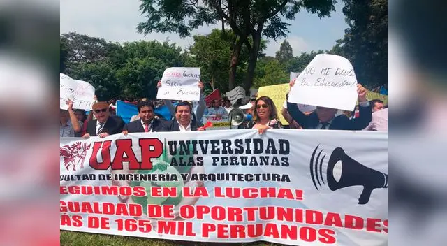 Autoridades y docentes participan en protesta
